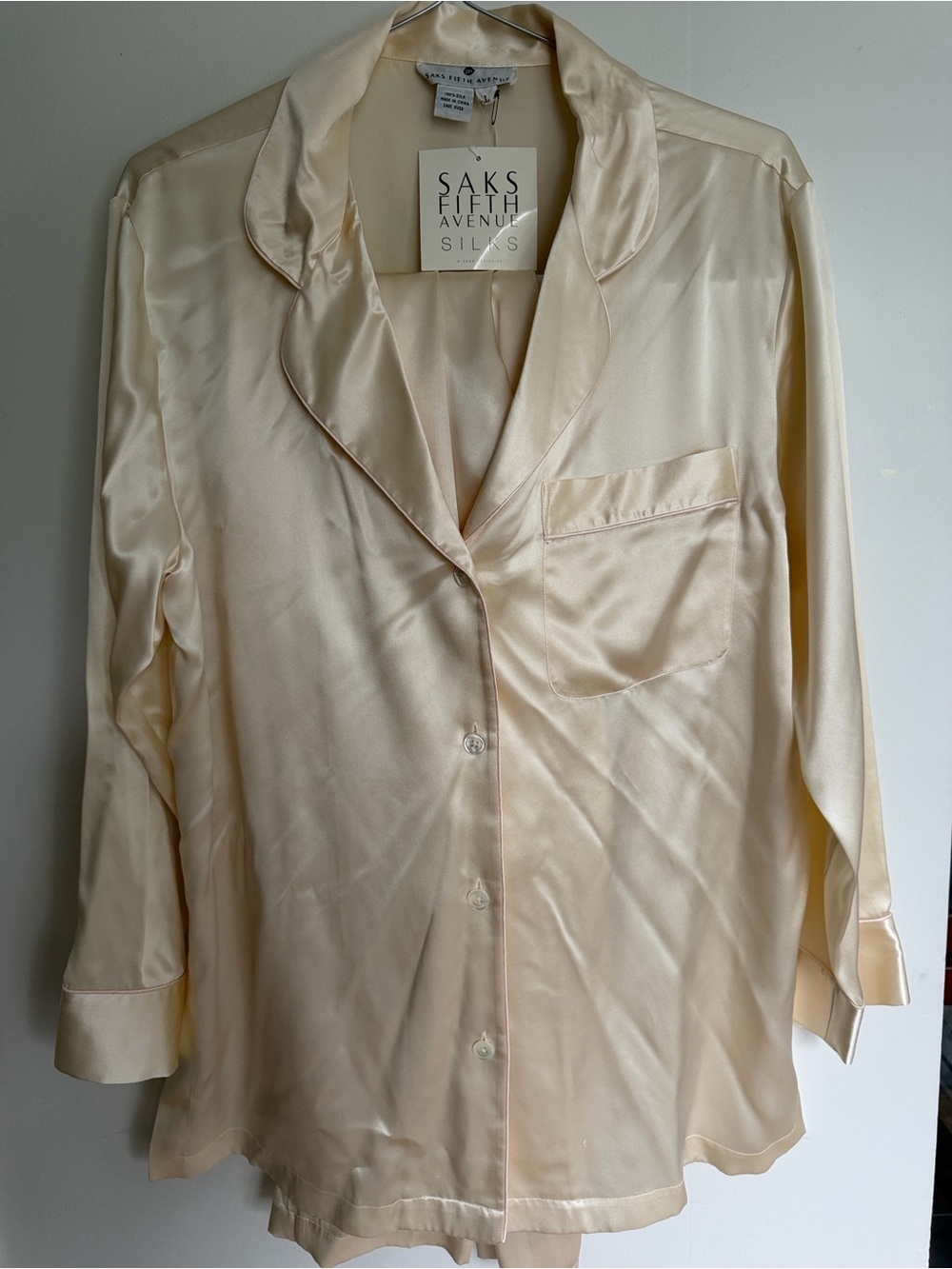 Saks Fifth Avenue Women's 100% Silk Cream Satin Pajama set Top/Pants - Picture 1 of 3